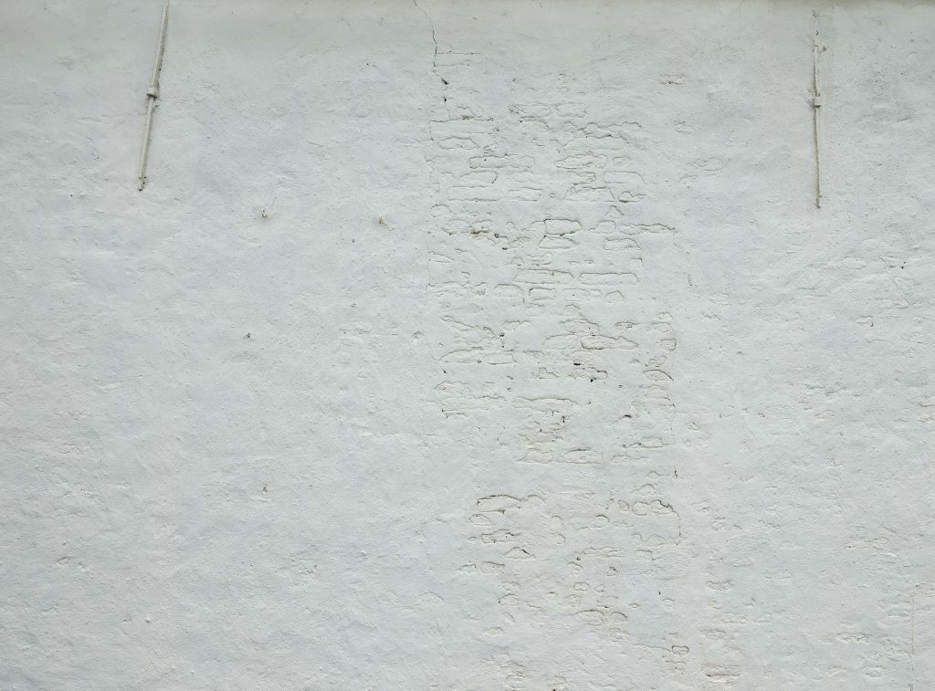 Muro con stucco bianco e tasselli