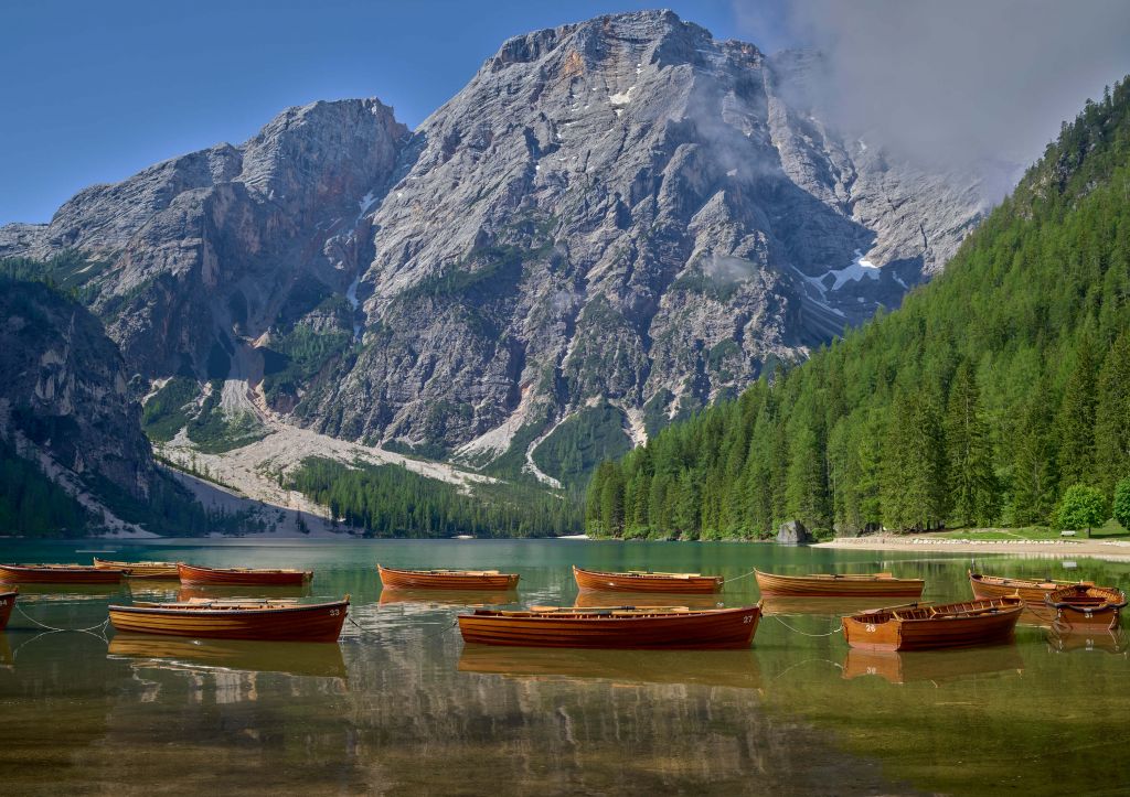 Barche di legno nel lago di montagna