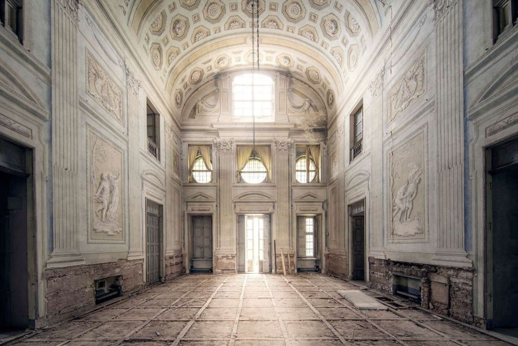 Neoclassica Hall in Decadenza