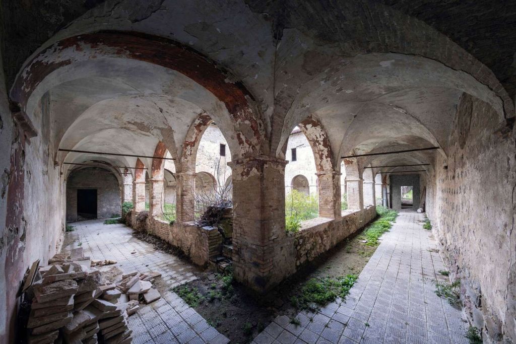 Corridoio del monastero abbandonato in rovina