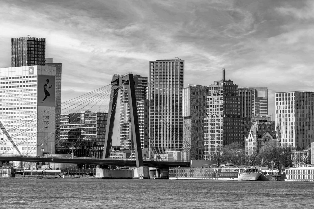 Skyline in bianco e nero con Willemsbrug