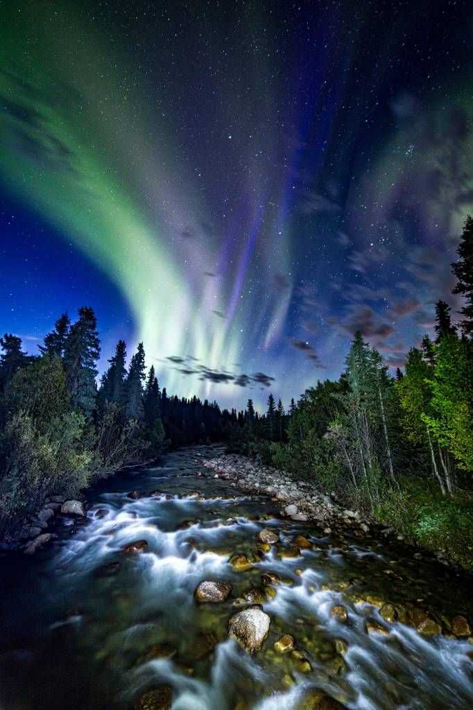 Brooklet durante l'aurora boreale