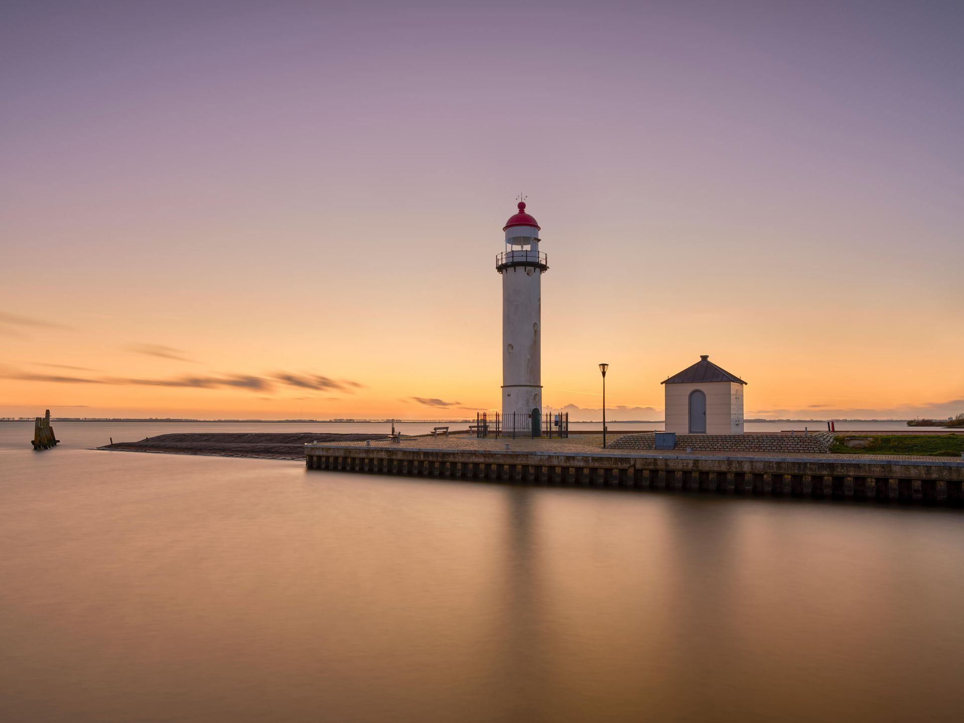 Bellissimo faro al tramonto