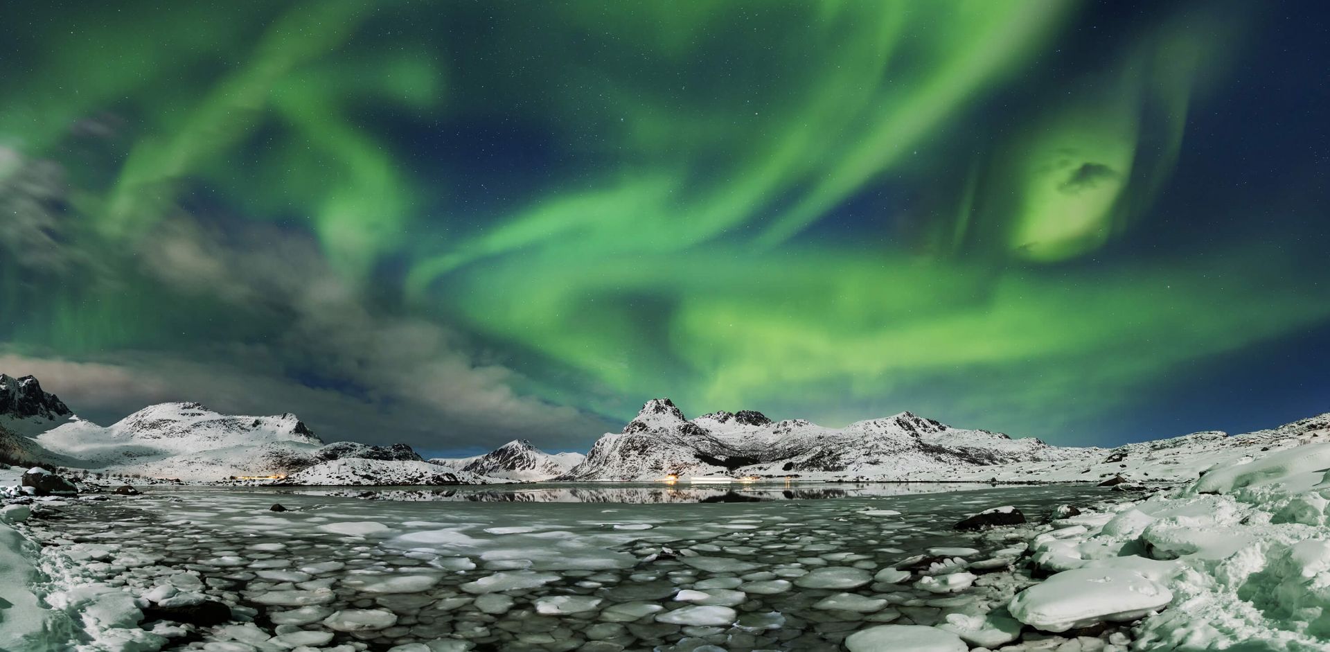 L'aurora boreale sopra il paesaggio invernale