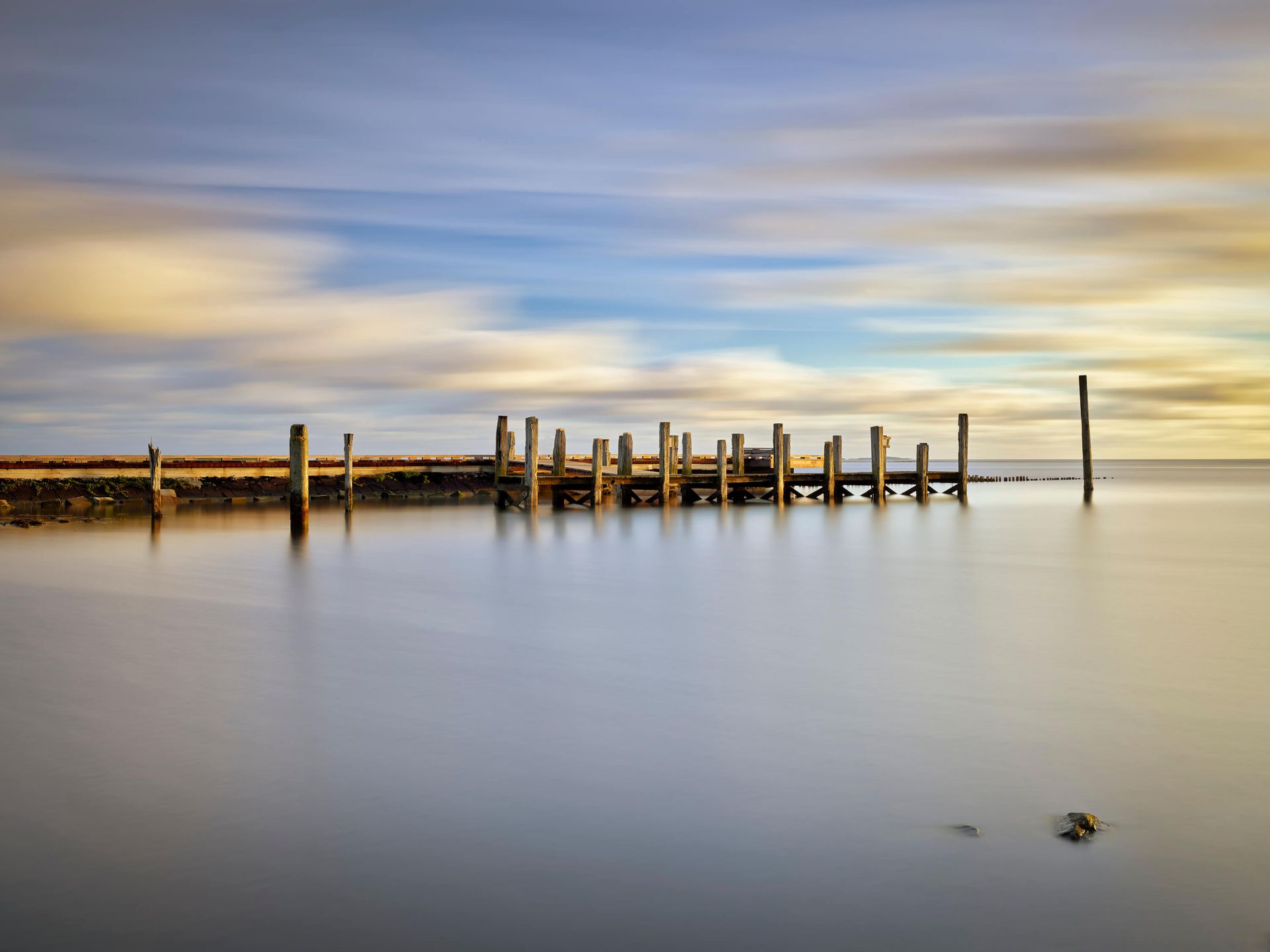 Lungo pontile sul mare