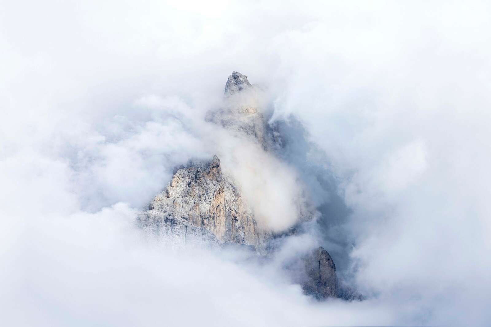 Cime di montagna nascoste nella nebbia